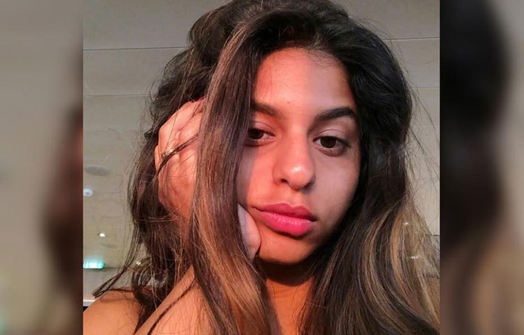 গভীর চিন্তায় মগ্ন সুহানা। তবে সব সময়ই হাসি খুশি থাকেন তিনি।