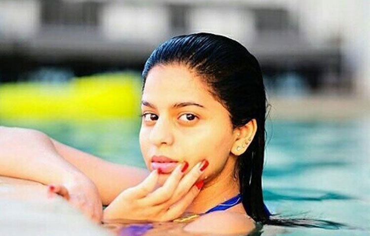 সুহানা ছবি দিলেন বিকিনি পরে। নীতিপুলিশদের মন্তব্য, কটূক্তি সবই ভেসে এসেছিল এই ছবি ঘিরে। তবে কেউ কেউ আবার সুহানার সরল মুখের প্রশংসাও করেছিলেন।