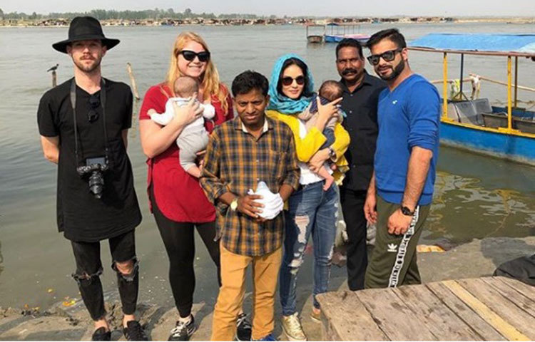 সন্তানকে নিয়ে ভ্রমণে সানি।