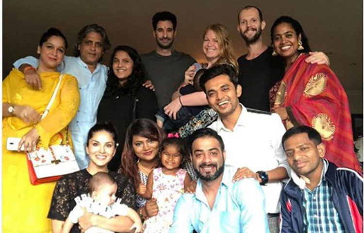 এবার ৩ সন্তানকে একসঙ্গে নিয়ে ছবি শেয়ার করলেন সানি এবং তার স্বামী। নিজের সোশ্যাল সাইটে সানি সেই ছবি শেয়ার করার সঙ্গে সঙ্গেই তা ভাইরাল হয়ে যায়।