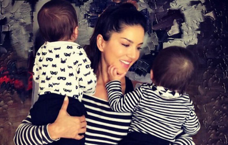 দুই সন্তান কোলো নিয়ে সানি।