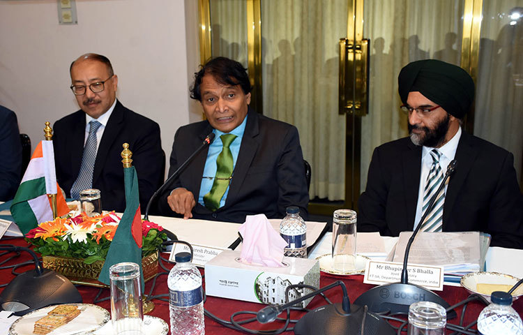 বুধবার (২৬ সেপ্টেম্বর) দুপুরে রাষ্ট্রীয় অতিথি ভবন পদ্মায় বক্তব্য দিচ্ছেন ভারতের কেন্দ্রীয় বাণিজ্যমন্ত্রী ও শিল্প এবং অসামরিক বিমানমন্ত্রী শ্রী সুরেশ প্রভু। ছবি : বিপ্লব দিক্ষিৎ