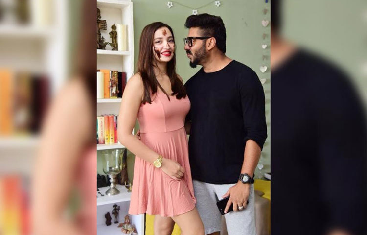 কেক নিয়ে মাখামাখি।