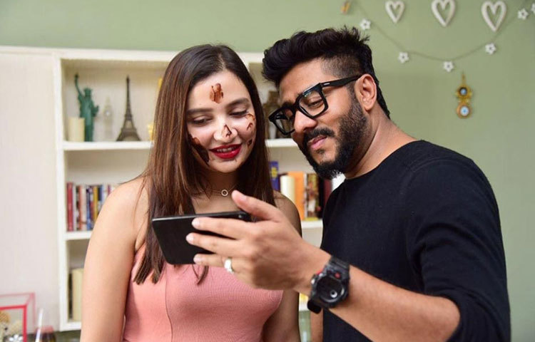 ‘সেলফিটা ঠিক ঠাক উঠেছে তো’।