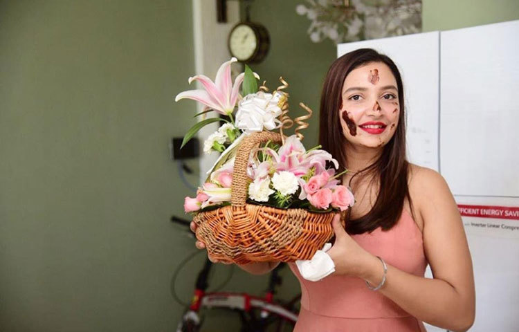 জন্মদিনে ফুল ‍উপহার পেয়েছেন শুশ্রী। এই উপহার পেয়ে সে ভীষণ আনন্দিত।