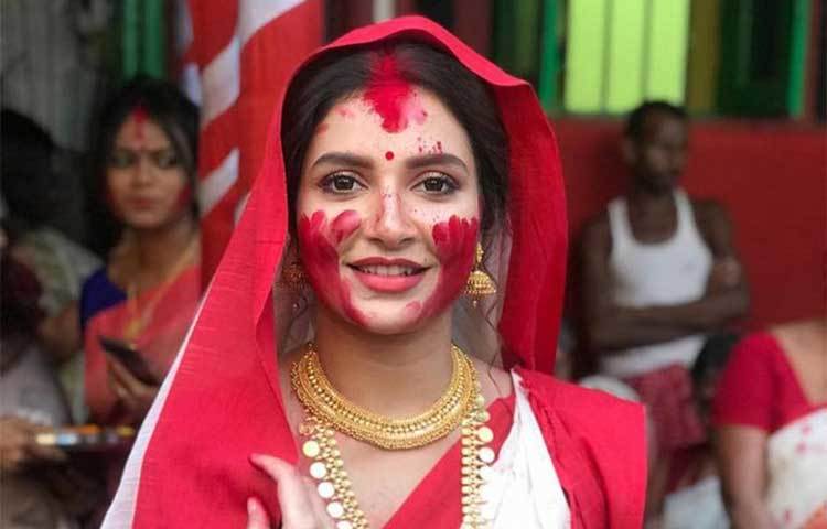 সিঁদুর খেলায় মেতেছেন শুভশ্রী, আনন্দে তাইতো হাস্যোজ্জ্বল মুখে তিনি।