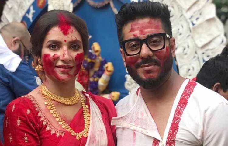 একসঙ্গে রাজ ও শুভশ্রী। পূজার সময় আনন্দ হাসিতে কাটাচ্ছেন তারা।