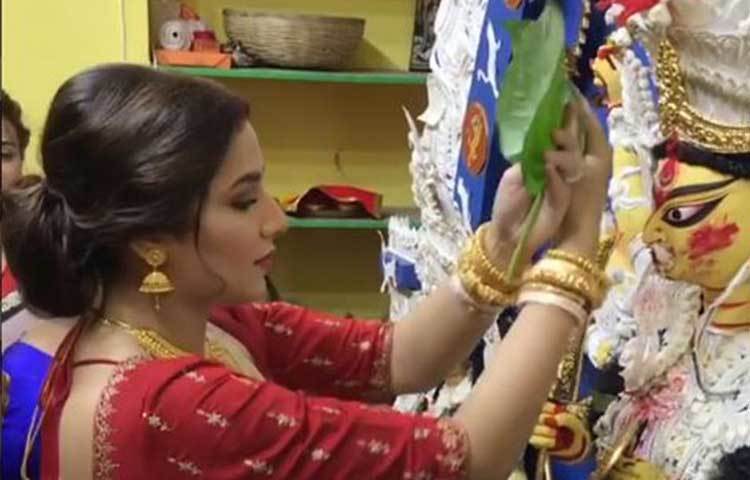 মা দুর্গাকে বরণ করছেন শুভশ্রী।