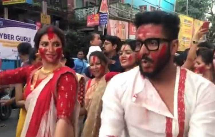 দূর্গা বির্সজনের সময়ে নাচে মত্ত তারকা দম্পতি।