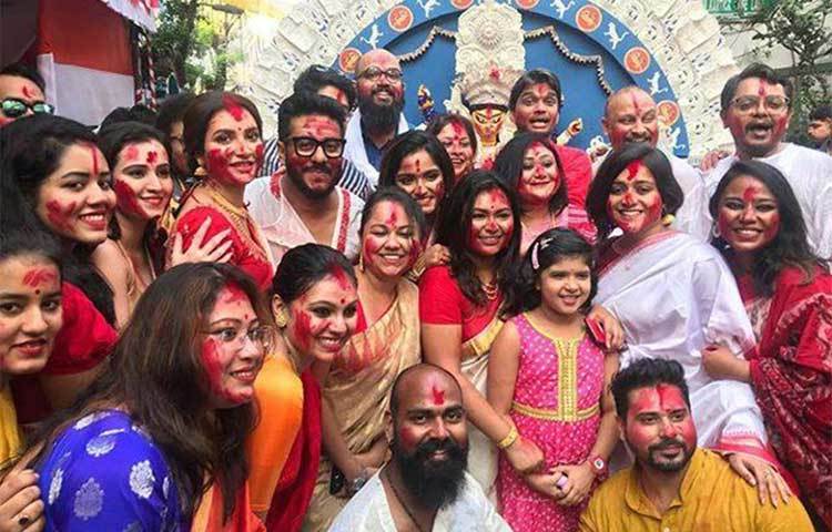 পরিবারের সবার সঙ্গে এক ফ্রেমে রাজ ও শুভশ্রীর।
