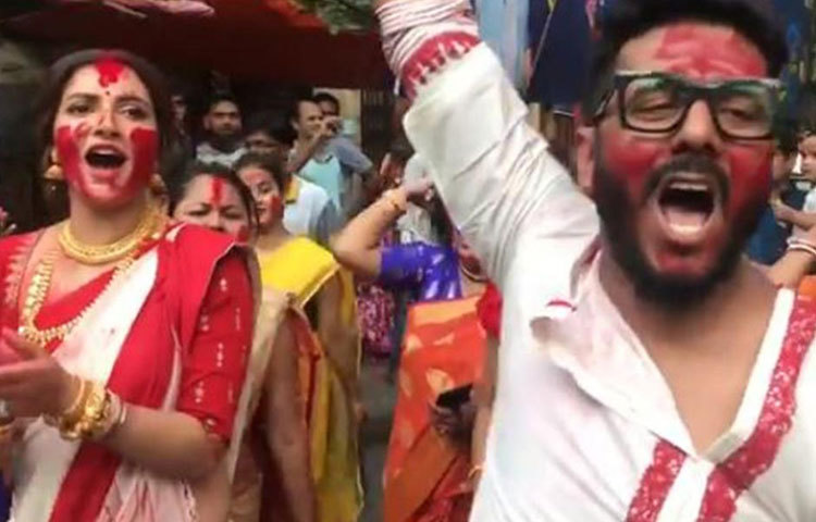 দশমীর নাচে হৈ হুল্লোড়।