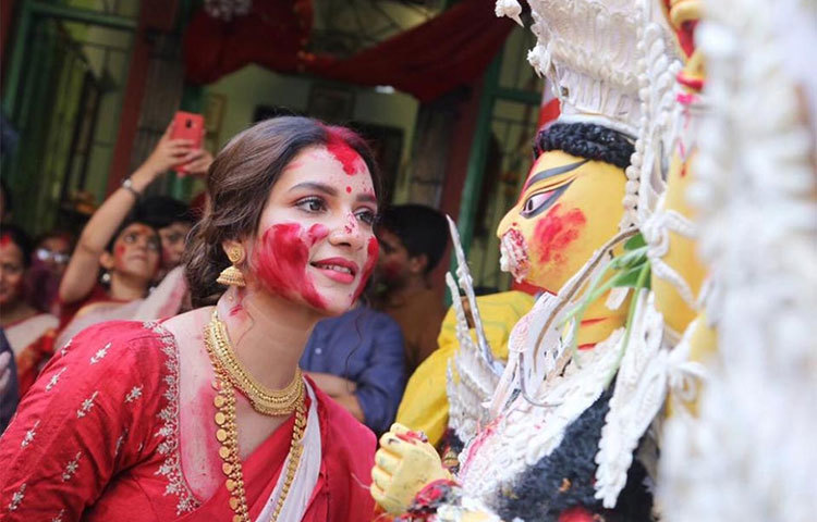 অপলোক চোখে মা দুর্গাকে দেখছেন শুভশ্রী।