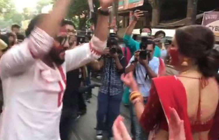 দূর্গা বির্সজনের শোভাযাত্রায় তারকা দম্পতি।