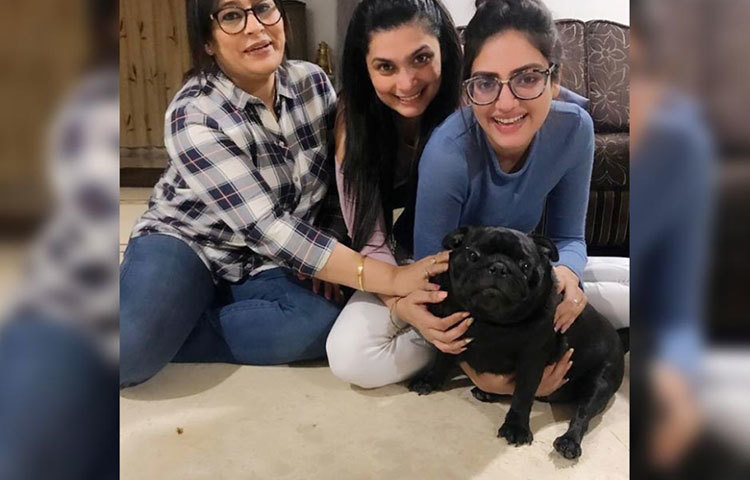 নুসরাতের অবসর, পরিবার ও পোষ্যের সঙ্গে।