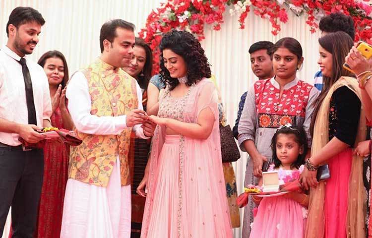 সদ্য একটি ঘরোয়া অনুষ্ঠানে সম্পন্ন হল এনগেজমেন্ট, পাত্র সৌমিত্র পাল বেঙ্গালুরু-প্রবাসী ব্যবসায়ী।