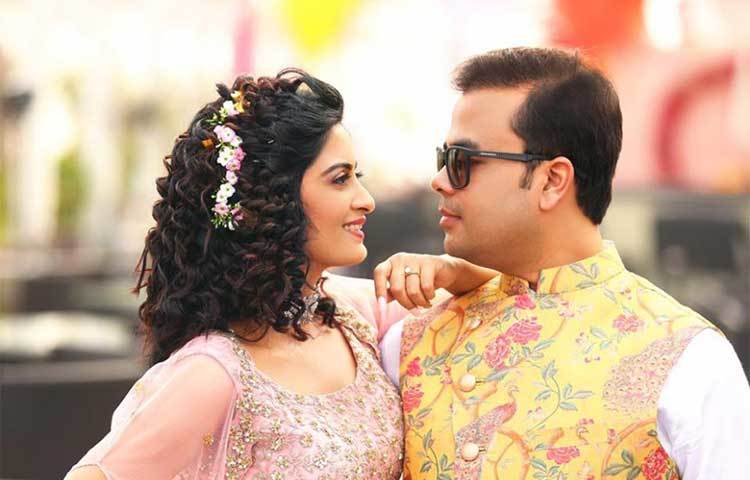 সৌমিত্র একটি সফটওয়্যার কোম্পানির প্রতিষ্ঠাতা ও সিইও।