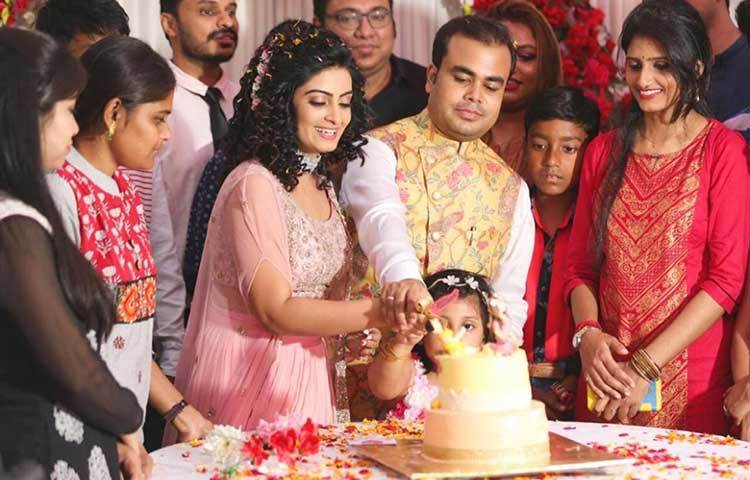 ১৪ নভেম্বর শুধুমাত্র দুই পরিবারের সদস্য ও নিকট আত্মীয়দের নিয়ে সম্পন্ন হল বাগদান পর্ব।