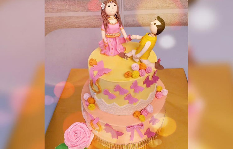 আংটি বদল ছাড়াও ছিল কেক সেরিমনি। দু’জনের এনগেজমেন্ট লুকের সঙ্গে মানানসইভাবেই তৈরি এই বিশেষ কেকটি।