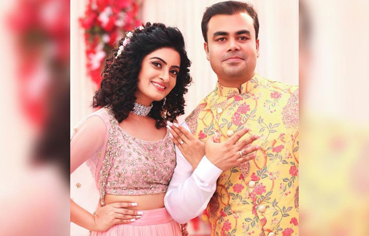 প্রথম আলাপের পরে সৌমিত্রকেই সম্ভাব্য জীবনসঙ্গী হিসেবে মনে হয় অভিনেত্রীর।