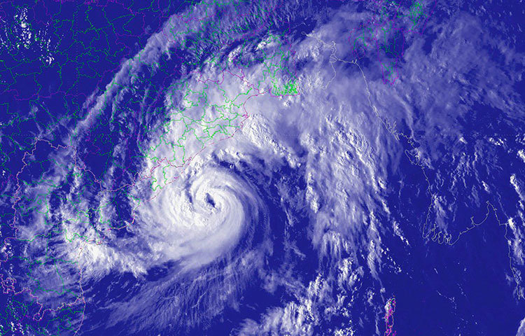 ১২০ থেকে আস্তে আস্তে ১৪৫ কি.মি. প্রতি ঘণ্টা বেগ নিয়েছে এই ঘূর্ণিঝড়, তাণ্ডব চালিয়েছে ভারতের উড়িশ্যা ও অন্ধ্র উপকূলে।