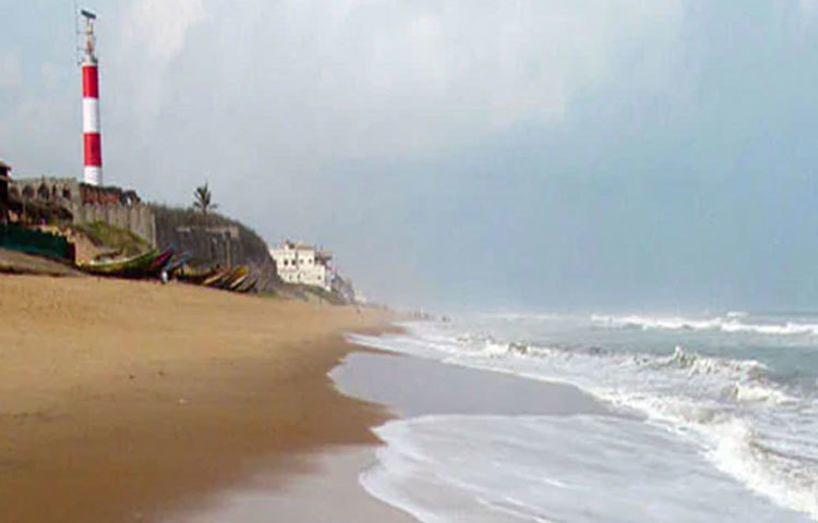 ভারতের প্রায় ৩ লাখ মানুষকে সরিয়ে দেওয়া হয়েছে শুধু মাত্র উড়িশ্যার উপকূলবর্তী এলাকা থেকে। কেন্দ্রাপাড়া, গঞ্জামসহ ১৭টি জেলায় জারি করা হয়েছে রেড অ্যালার্ট। খোলা হয়েছে ১১১২টি ত্রাণ শিবির।