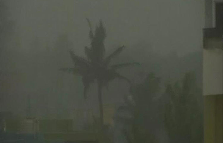 অন্ধ্রপ্রদেশের শ্রীকাকুলামের অবস্থাও মারাত্মক এই ঘূর্ণিঝড়ের প্রভাবে। তছনছ হয়ে গিয়েছে পালাসা স্টেশন। প্রাণ হারিয়েছেন দু’জন। রেড অ্যালার্টে বলা হয়েছে, মৎস্যজীবীরা সমুদ্রে যেন না যান। উড়িশ্যা ও অন্ধ্র উপকূলের সর্বত্রই পর্যটকদের ক্ষেত্রে সমুদ্রের নামায় নিষেধাজ্ঞা জারি করা হয়েছে।