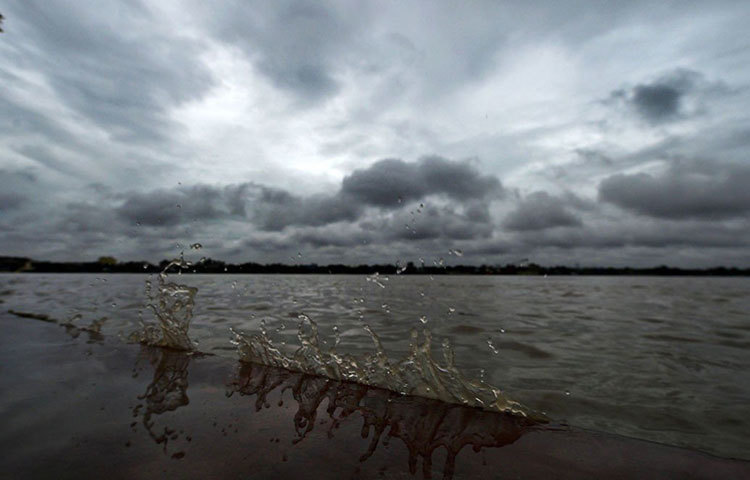 ভারতের পশ্চিমবঙ্গেও এই ঝড়ের প্রভাবে বৃষ্টি শুরু হয়েছে। তিতলি নিয়ে দ্রুত ছড়াচ্ছে গুজবও। কিন্তু তাতে কান দিতে বারণ করছেন বিশেষজ্ঞরাই। বরং সংবাদমাধ্যমের উপর ভরসা রাখতে বলা হচ্ছে।