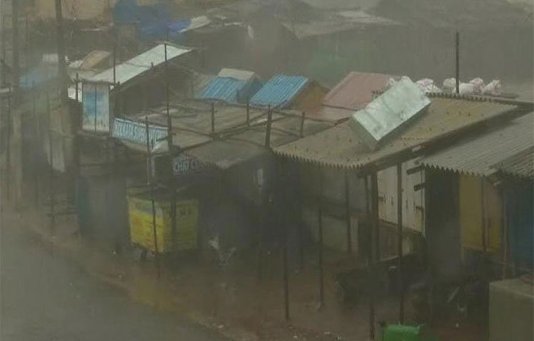 ভারতের বিশেষজ্ঞরা জানান, ঝড়-বৃষ্টিতে দরজা ও জানলা বন্ধ করে রাখতে হবে। ফুটিয়ে কিংবা ক্লোরিন মেশানো পানি খেতে হবে বিপর্যয়ের আশঙ্কা দেখা দিলেই। অফিসিয়াল অ্যালার্টেই ভরসা রাখতে বলছেন তারা।