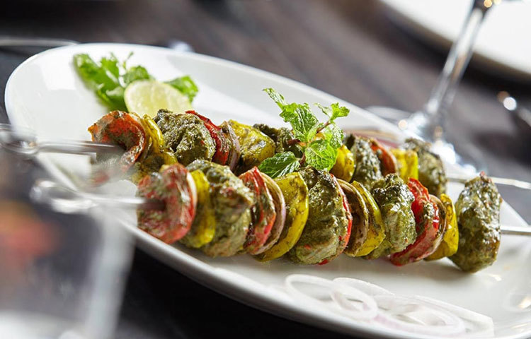 বিকেলে নাস্তা, ডিনার ও পর দিনের ব্রেকফাস্টে পাওয়া যায় বুফে। চাইনিজ ও কোনকানি খাবার পাওয়া যাবে বলে জানা গিয়েছে।