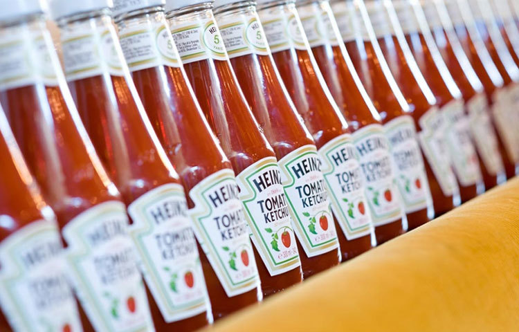 বিশ্ব বাজারে কেচাপ প্রথম নিয়ে আসে মার্কিন কোম্পানি ‘হাইনজ’। বাজারের এই কেচাপ তৈরি করতে টমেটোর পাশাপাশি ব্যবহার করা হয় ভিনেগার, লবণ, মশলা, পেঁয়াজ, রসুন, কৃত্রিম মিষ্টি ও ফ্লেবার।