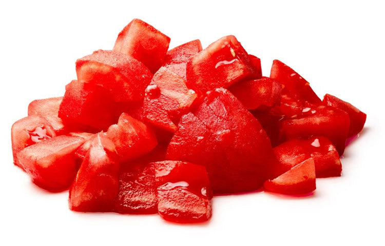 টমেটোর ছাল ছাড়িয়ে টুকরো টুকরো কেটে নিন।