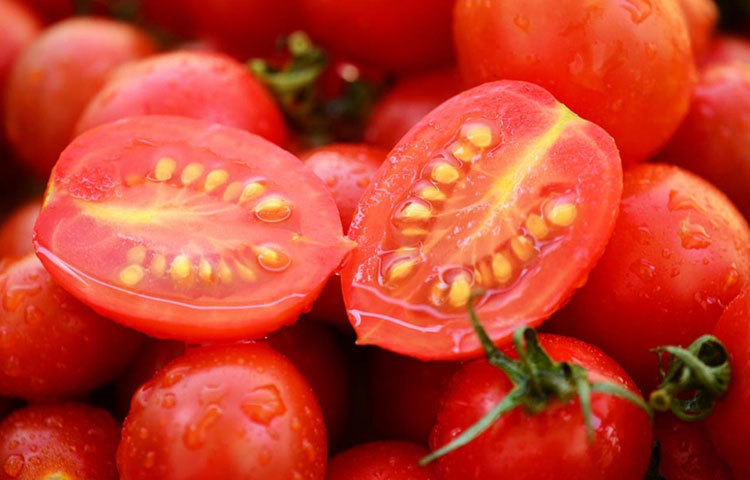 টমেটোর টুকরোগুলো ভালো করে চটকে নিয়ে রস ও বীজ আলাদা করে নিন।