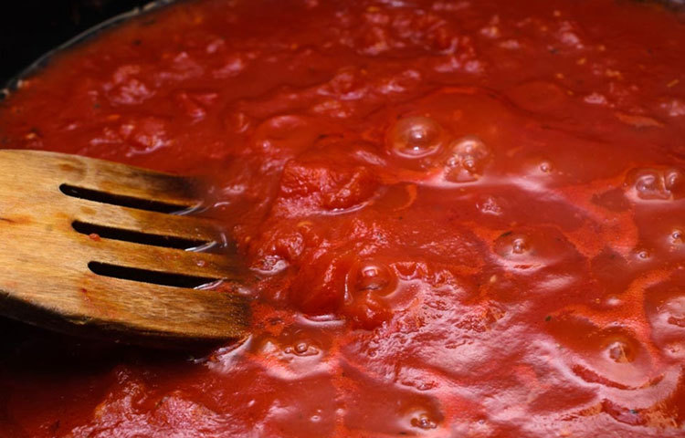 ফেনা বেরনো বন্ধ হয়ে গেলে ভিনেগার বাদ দিয়ে পরিমাণ মতো বাকি উপকরণ মিশিয়ে দিন। আরও এক ঘণ্টা মতো ফোটান।