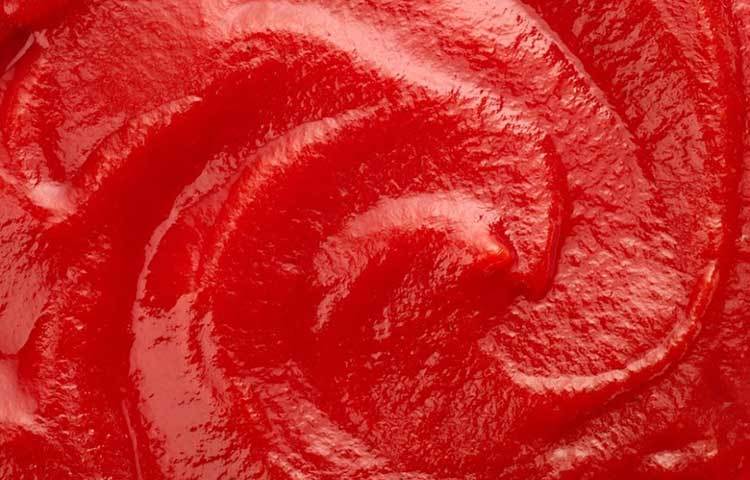 মিশ্রণটি ঘন হয়ে এলে তা নামিয়ে নিন। সামান্য ভিনেগার যোগ করে দিন। এর ফলে কেচাপের আয়ু বেড়ে যায়।