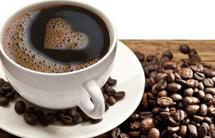 ঘনঘন কফি খাওয়ার বদ অভ্যাস থাকলে বিপদ। কফিতে থাকে ট্যানিন। এই ট্যানিন চামড়ার রঙ করতে ও কালি তৈরিতে কাজে লাগে। ফলে কফি খেলে দাঁতে দাগ লাগতেই পারে।