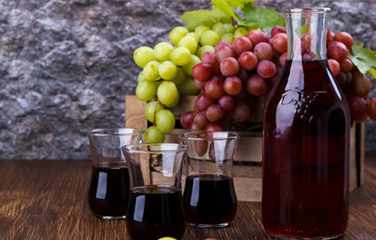 ফ্রুট জুসেও দাঁতে দাগ লাগতে পারে। কারণ অধিকাংশ জুস কিছুটা অ্যাসিডিক হয়ে থাকে। ফলে তা দাঁতে দাগ ফেলে। এছাড়াও জুসের সুগার দাঁতের এনামেলের ক্ষতি করে। ফলে দাঁতে দাগ পড়ে যায়।