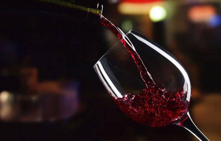 ওয়াইন থেকেও দাঁতে দাগ পড়তে পারে। রেড ওয়াইন দাঁতে যেমন দাগ ফেলতে পারে তেমনি হোয়াইট ওয়াইনের অ্যাসিড দাঁতের এনামেলের আরও ক্ষতি করতে পারে।