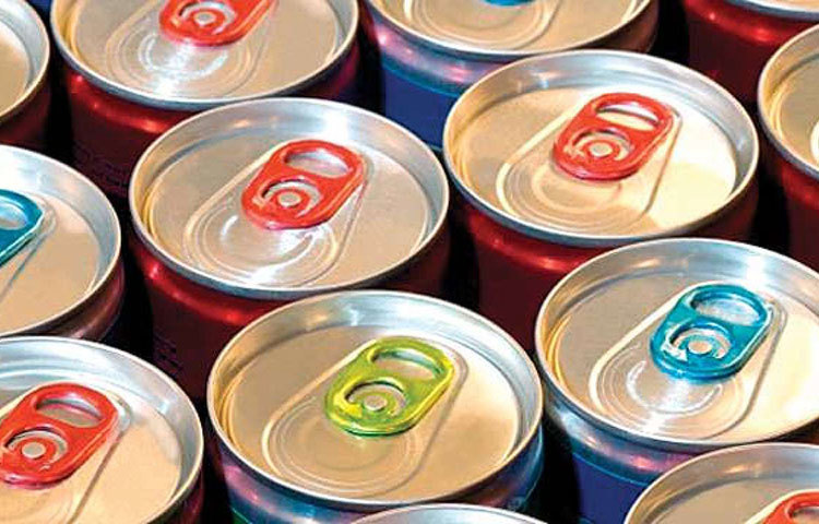 স্পোর্টস ডিঙ্কসেও ক্ষতি হতে পারে দাঁতের রঙের। এর মধ্যে থাকা সুগারও দাঁতের জন্য খুব একটা ভালো নয়।