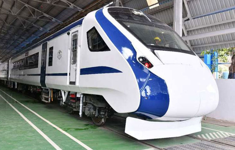 এর নাম ‘ট্রেন এইটটিন’। ভারতের প্রথম ইঞ্জিন বিহীন দূরপাল্লার ট্রেন এটি। ১৬ কোচের এই ট্রেনে শতাব্দীর মতো আলাদা কোনো ইঞ্জিন থাকছে না। চেন্নাইয়ের ইন্টিগ্রাল ফ্যাক্টরিতে তৈরি এই ট্রেনের ট্রায়াল রান হবে ২৯ অক্টোবর।