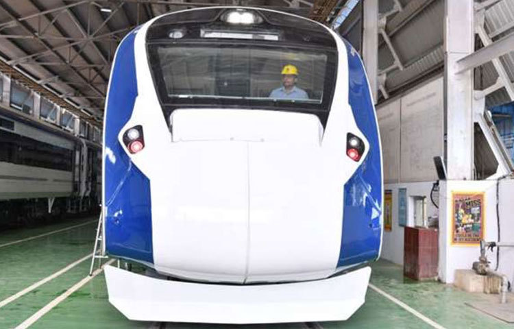 ট্রেন এইটটিন-এর ভিতরের সজ্জাতেও রয়েছে নতুনত্বের ছোঁয়া। ট্রেনের ভিতরে থাকছে সিসিটিভি, থাকছে কেন্দ্রীয় তাপানুকূল ব্যবস্থা। ৫২ আসন বিশিষ্ট দুটি একজিকিউটিভ কমপার্টমেন্ট থাকছে। বাকি কম্পার্টমেন্টের আসন সংখ্যা ৭৮।