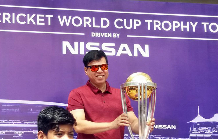 জাতীয় দলের সাবেক অধিনায়ক ও বর্তমান প্রধান নির্বাচক এবং ১৯৯৯ সালের প্রথমবার বিশ্বকাপ খেলতে যাওয়া বাংলাদেশের প্রথম জয়ের নায়ক মিনহাজুল আবেদীন নান্নুর হাতে ট্রফি।