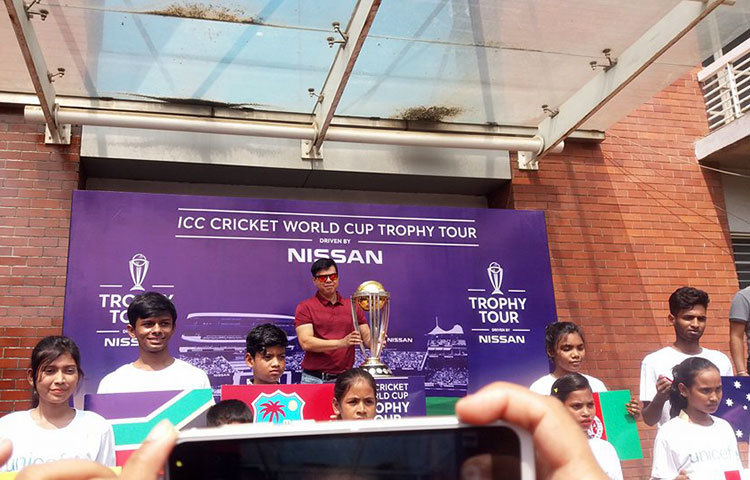 শেরে বাংলায় বিসিবি ভবনের উত্তর দিকে একাডেমির প্রবেশ পথেই ছোট্ট অস্থায়ী মঞ্চ, যার শিরোনাম 'আইসিসি ক্রিকেট ওয়ার্ল্ড কাপ ট্রফি ট্যুর। সেখানেই বেলা ১১টা ১০ মিনিটের দিকে বিসিবি ভবন থেকে ট্রফি আসলো।