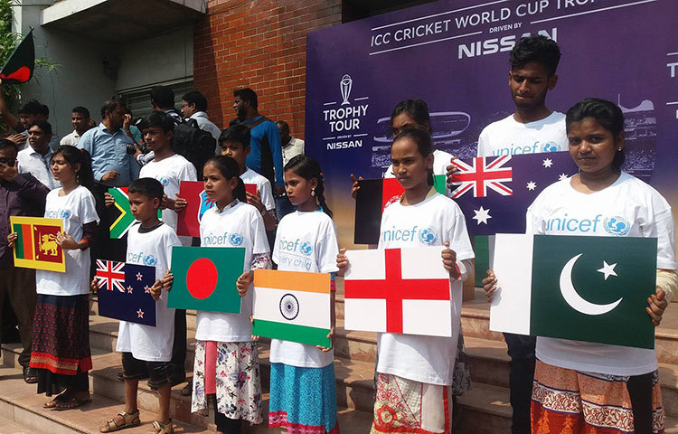 সুবিধাবঞ্চিতদের নিয়ে ইউনিসেফের যে প্রজেক্ট, সেই প্রজেক্টের আওতায় থাকা কয়েকজন শিশুকে পতাকা হাতে ট্রফির সামনেই জায়গা দেয়া হয়।