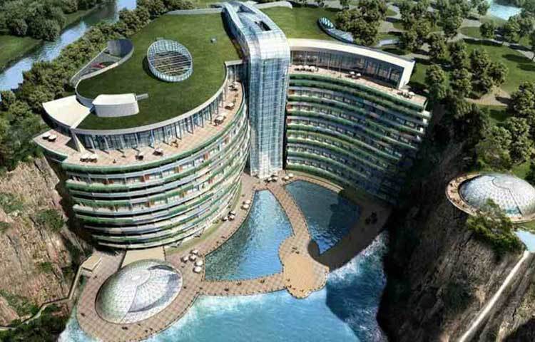 হোটেলের নাম ‘তিয়ানমা পিট হোটেল’। আন্তর্জাতিক পরিমণ্ডলে এর পরিচিতি ‘ইন্টার কন্টিনেন্টাল সাংহাই ওয়ান্ডারন্যান্ড হোটেল’।