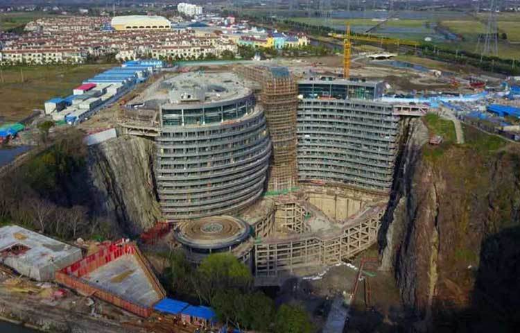 মোট ১৮ তলার এই হোটেলের ১৬টি তলাই রয়েছে মাটির নিচে। জানা গিয়েছে, চলতি মাসেই উদ্বোধন করা হবে এই হোটেল।