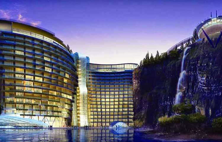 চীনের সাংহাই থেকে মাত্র ১৪ কিলোমিটার দূরত্বে, জনবসতিহীন শেংকেং কোয়্যারি অঞ্চলে তৈরি হয়েছে এই হোটেল।