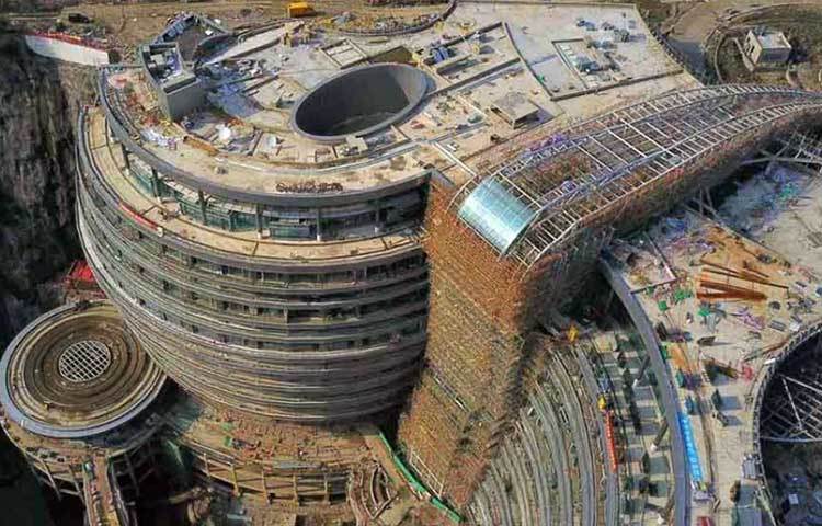 প্রায় ১০ বছর সময় লেগেছে এই হোটেল তৈরি করতে। এবং প্রায় ৫০০০ স্থপতি কাজ করেছেন এই ‘বিস্ময়’ তৈরি করতে।