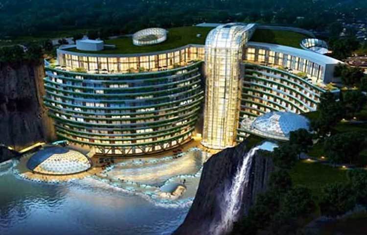 একটি কৃত্রিম জলপ্রপাত তৈরি করা হয়েছে হোটেলের মাঝখানে, যার পানি সোজা গিয়ে মেশে সেখানের পুলের সঙ্গে।