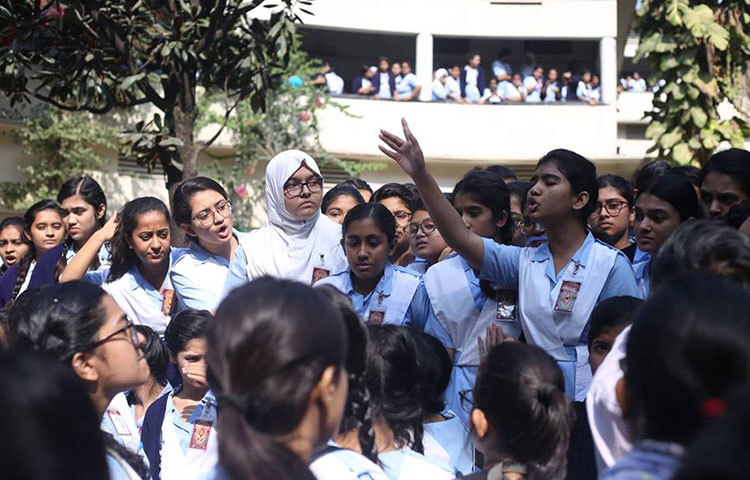 বুধবার সকাল পৌনে ১০টা থেকে সহপাঠীর আত্মহত্যার প্ররোচনাকারীদের গ্রেফতার ও বিচার দাবিতে শিক্ষার্থীরা। ছবি : মাহবুব আলম