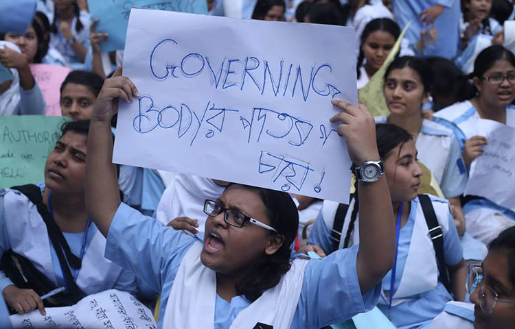 ‘গভর্নিং বডির পদত্যাগ চায়’-প্লাকার্ড দেখাচ্ছে শিক্ষার্থীরা। ছবি : মাহবুব আলম